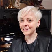 Insegnante di pianoforte e teoria e solfeggio impartesce lezioni sia in presenza che online ad alunni di ogni età